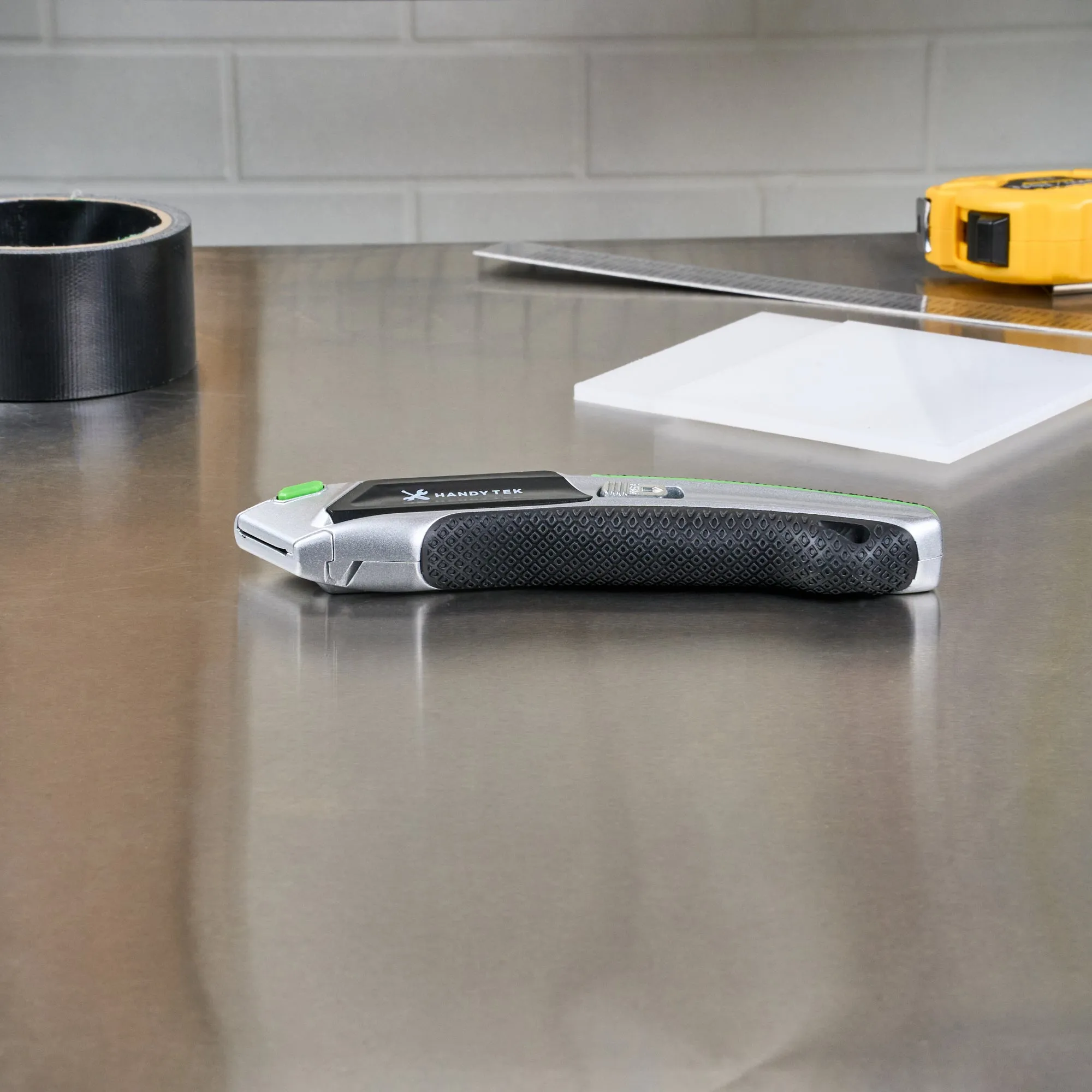 Handy Tek Silver Auto-Loading Utility Knife - Quick Change, Heavy Duty - 7" - 1 count box