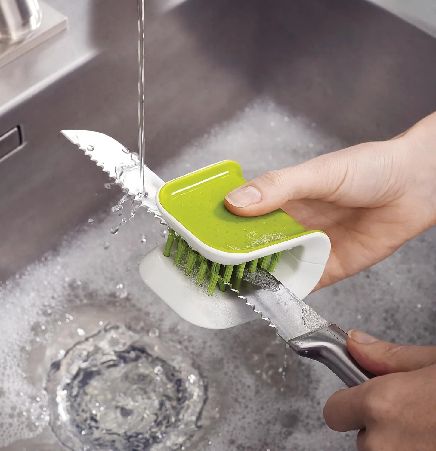 Joseph Joseph 85055 Wash & Drain Wash Basin Dishpan, White & BladeBrush Knife and Cutlery Cleaner Brush Bristle Scrub Kitchen Washing Non-Slip, One Size, Green