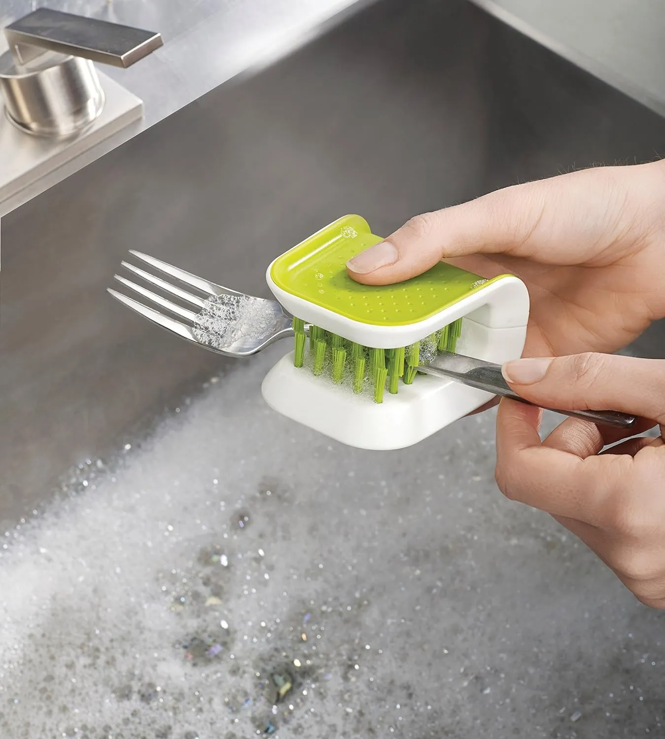 Joseph Joseph 85055 Wash & Drain Wash Basin Dishpan, White & BladeBrush Knife and Cutlery Cleaner Brush Bristle Scrub Kitchen Washing Non-Slip, One Size, Green