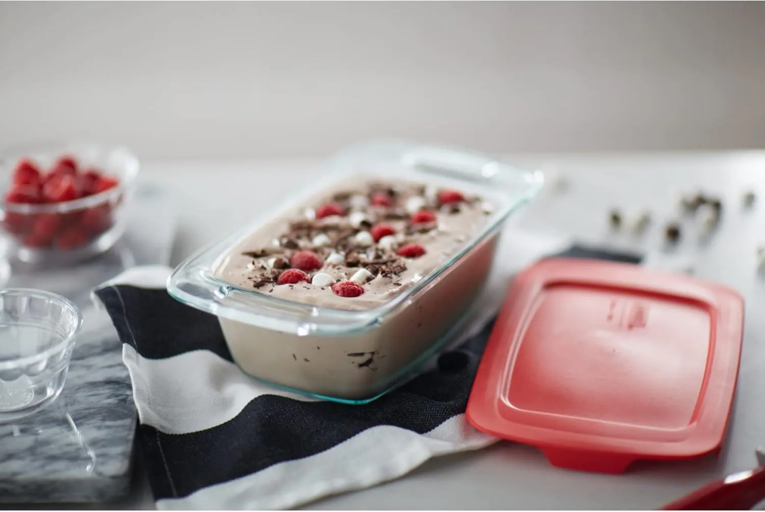 Pyrex Easy Grab 1.5-Qt Glass Loaf Dish with Lid, Tempered Glass Baking Pan with Large Handles, Non-Toxic, BPA-Free Lid, Bread Pan, Dishwasher, Fridge, Freezer, Oven and Microwave Safe Loaf Pan