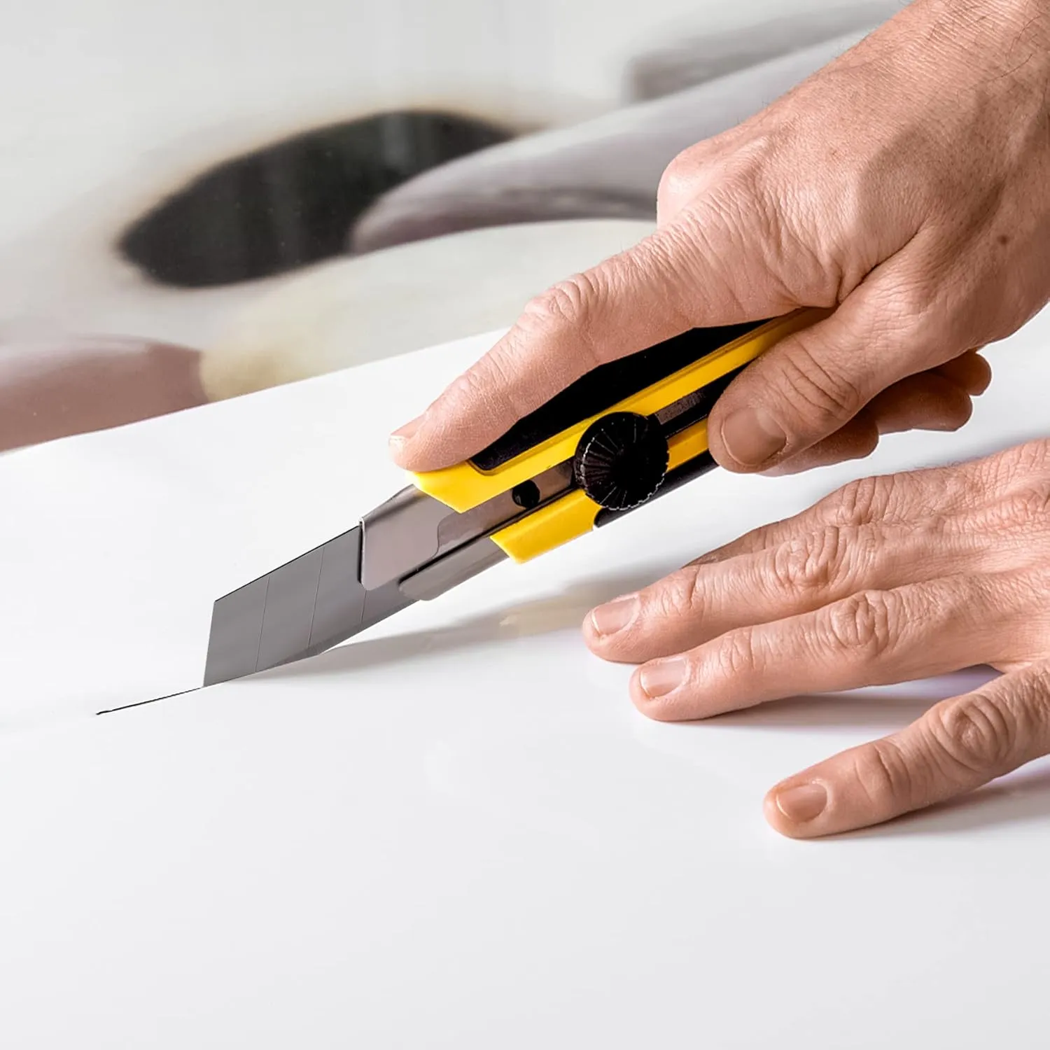 T TOVIA 25MM Heavy Duty Utility Knife, Box Cutter SK-5 Retract Blades, Snap-Off Cutters with Rubber Grip for Cardboard, Boxes, DIY Crafts (100-Pack Replacement Blades)